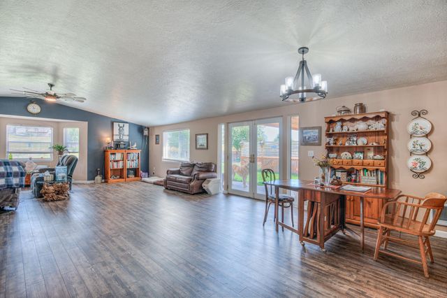 1048 SW Colfax Lane, Madras, OR 97741