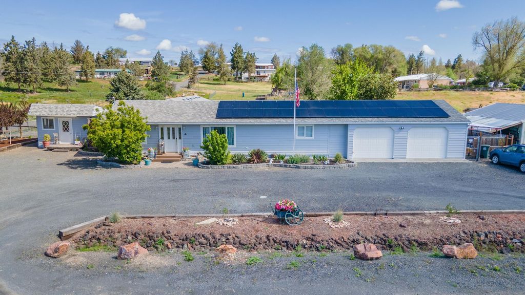 1048 SW Colfax Lane, Madras, OR 97741