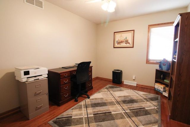 320 Seitz Dr, Salina, KS 67401