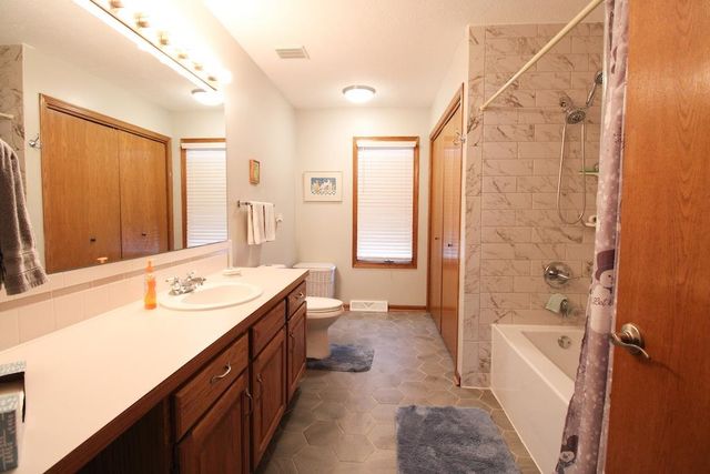 320 Seitz Dr, Salina, KS 67401