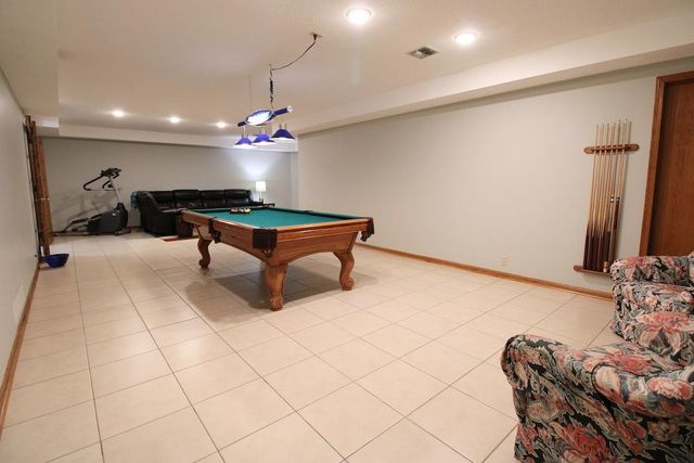 320 Seitz Dr, Salina, KS 67401