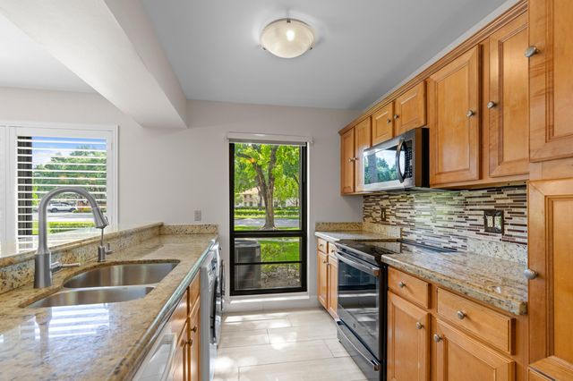 200 Brackenwood Terrace, Palm Beach Gardens, FL 33418