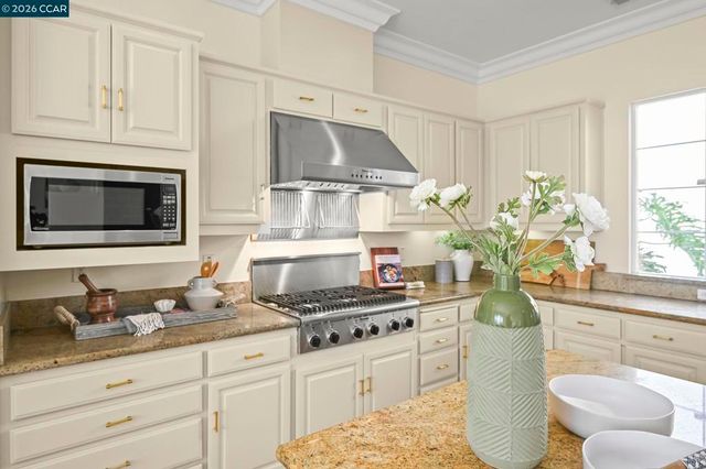 950 Maplegate Ct, Concord, CA 94521