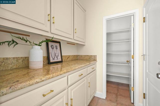 950 Maplegate Ct, Concord, CA 94521