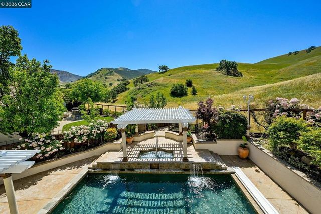 950 Maplegate Ct, Concord, CA 94521