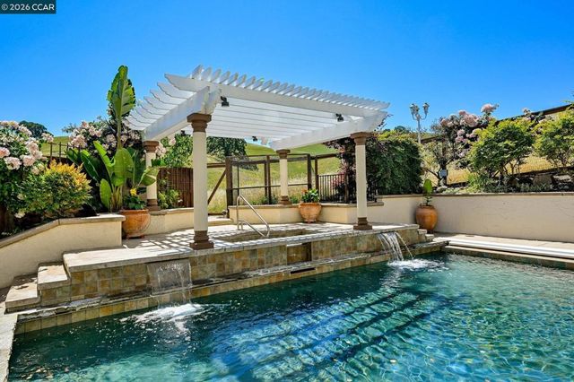 950 Maplegate Ct, Concord, CA 94521