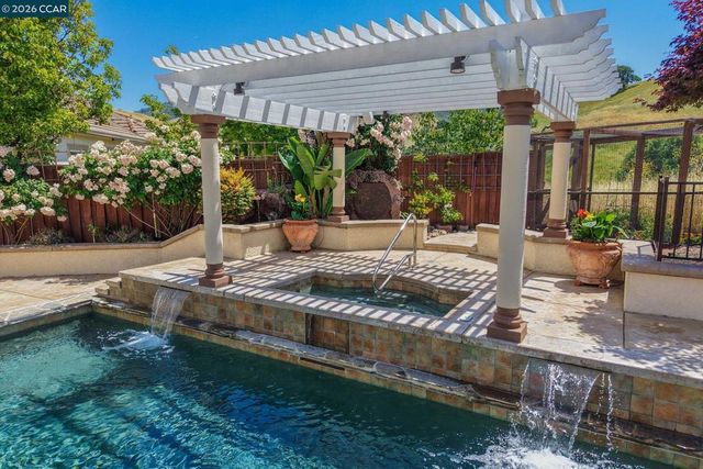 950 Maplegate Ct, Concord, CA 94521