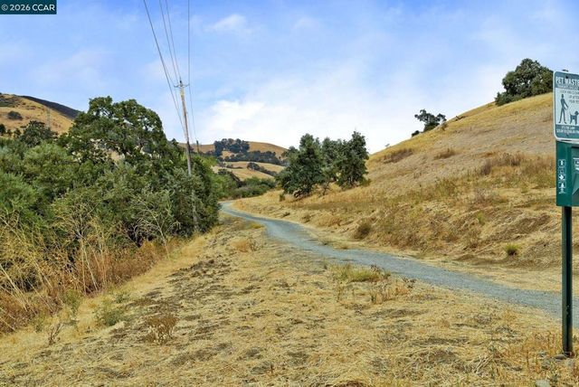 950 Maplegate Ct, Concord, CA 94521