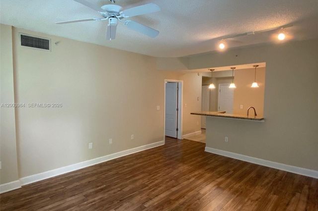 6001 SW 70th St 342, South Miami, FL 33143