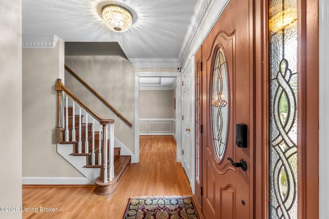 9104 Linn Station Rd, Louisville, KY 40222