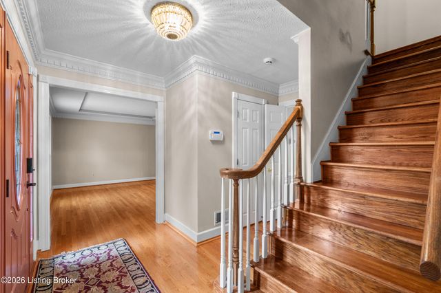 9104 Linn Station Rd, Louisville, KY 40222