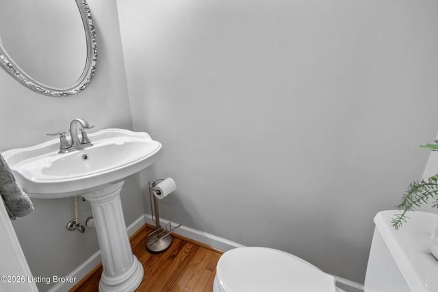 9104 Linn Station Rd, Louisville, KY 40222