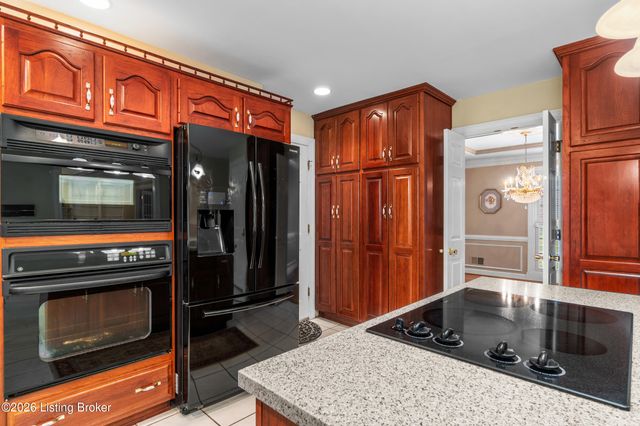 9104 Linn Station Rd, Louisville, KY 40222