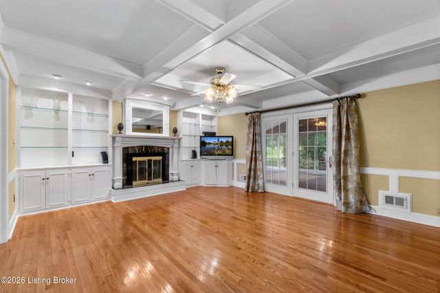 9104 Linn Station Rd, Louisville, KY 40222