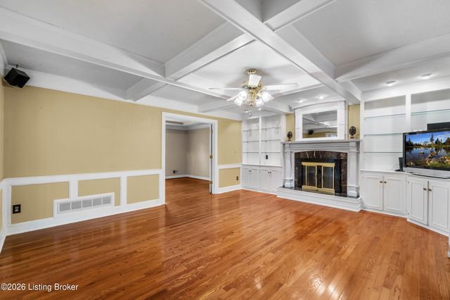 9104 Linn Station Rd, Louisville, KY 40222