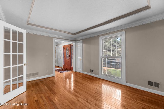 9104 Linn Station Rd, Louisville, KY 40222