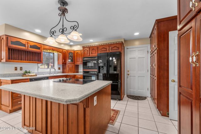 9104 Linn Station Rd, Louisville, KY 40222