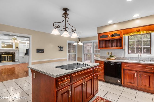 9104 Linn Station Rd, Louisville, KY 40222