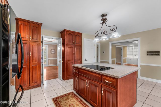 9104 Linn Station Rd, Louisville, KY 40222