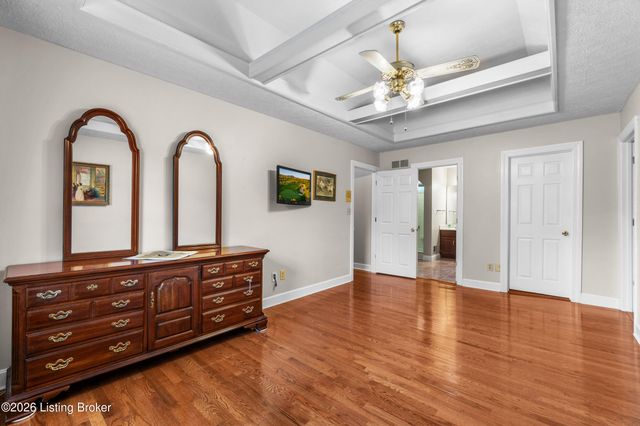 9104 Linn Station Rd, Louisville, KY 40222