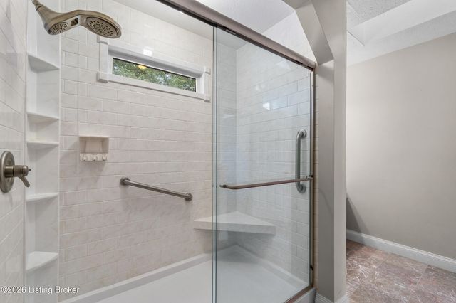 9104 Linn Station Rd, Louisville, KY 40222