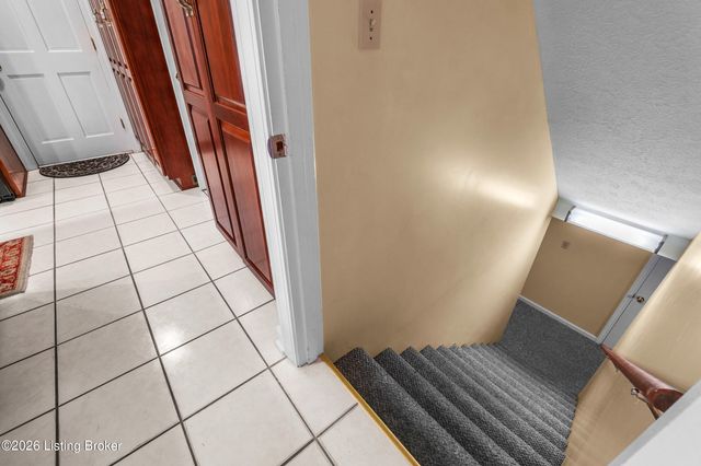 9104 Linn Station Rd, Louisville, KY 40222