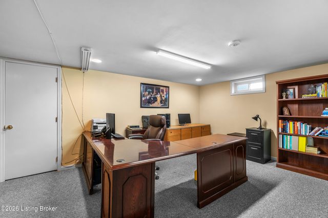 9104 Linn Station Rd, Louisville, KY 40222