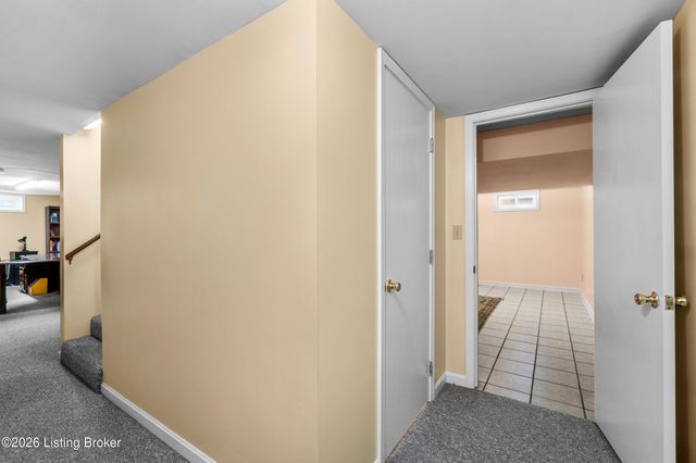 9104 Linn Station Rd, Louisville, KY 40222