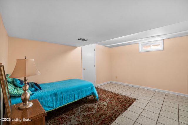 9104 Linn Station Rd, Louisville, KY 40222