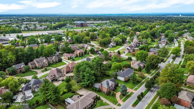 9104 Linn Station Rd, Louisville, KY 40222