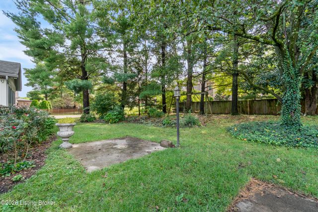 9104 Linn Station Rd, Louisville, KY 40222