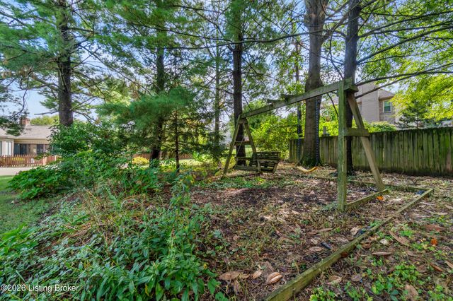 9104 Linn Station Rd, Louisville, KY 40222