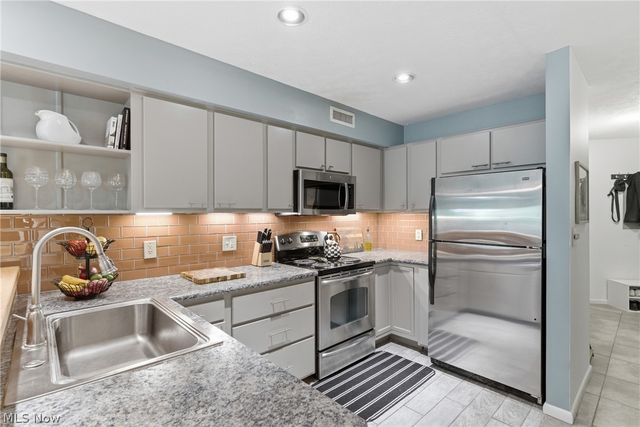 1900 Grove Court 112, Cleveland, OH 44113