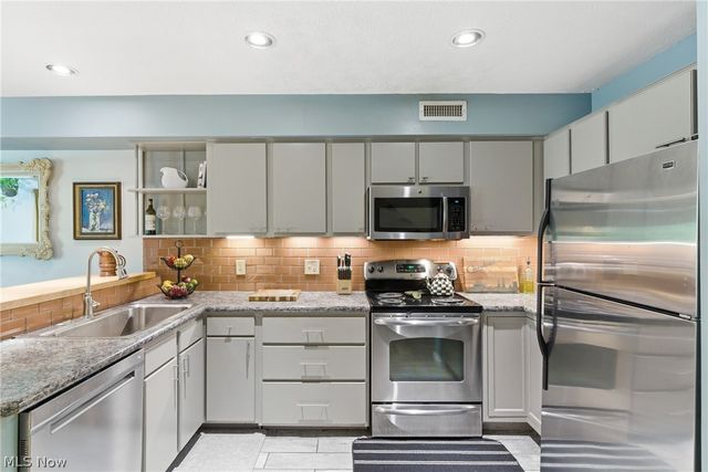 1900 Grove Court 112, Cleveland, OH 44113