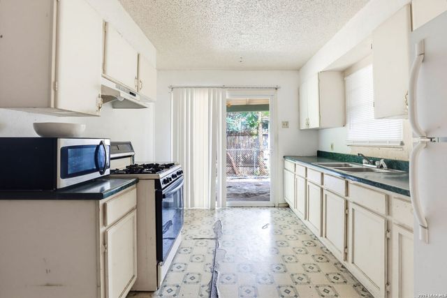 242 Brettonwood Dr, San Antonio, TX 78218