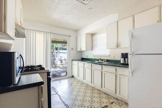 242 Brettonwood Dr, San Antonio, TX 78218