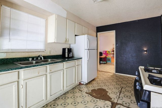 242 Brettonwood Dr, San Antonio, TX 78218