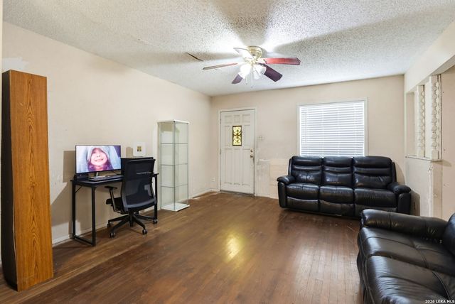 242 Brettonwood Dr, San Antonio, TX 78218