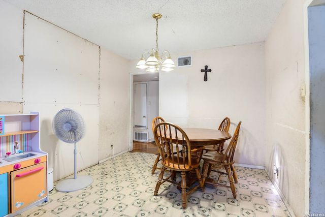 242 Brettonwood Dr, San Antonio, TX 78218