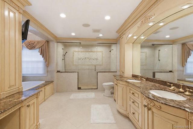 1017 Friendly Road, Upper Brookville, NY 11771