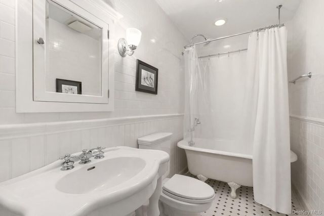 1017 Friendly Road, Upper Brookville, NY 11771