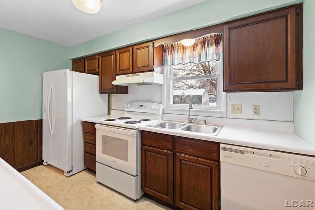 211 S Maumee Street, Tecumseh, MI 49286