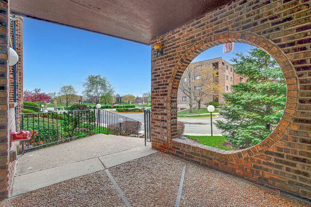 625 W Huntington Commons Road 208, Mount Prospect, IL 60056