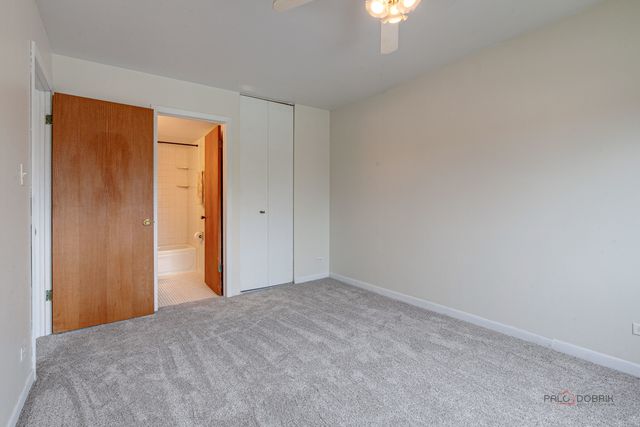 625 W Huntington Commons Road 208, Mount Prospect, IL 60056