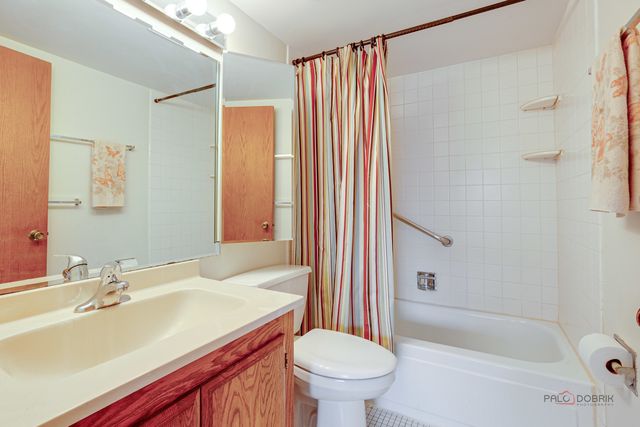 625 W Huntington Commons Road 208, Mount Prospect, IL 60056