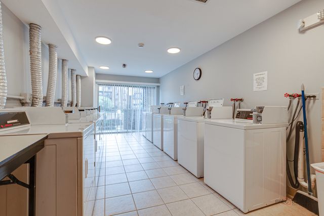 625 W Huntington Commons Road 208, Mount Prospect, IL 60056