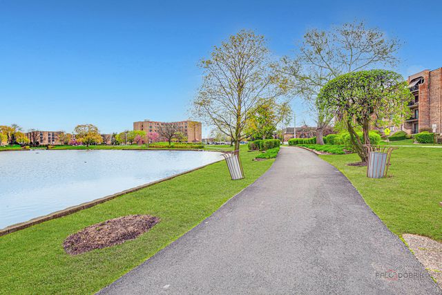 625 W Huntington Commons Road 208, Mount Prospect, IL 60056