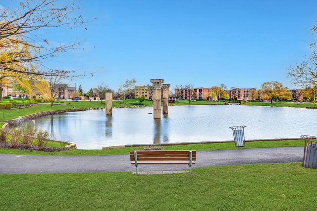 625 W Huntington Commons Road 208, Mount Prospect, IL 60056