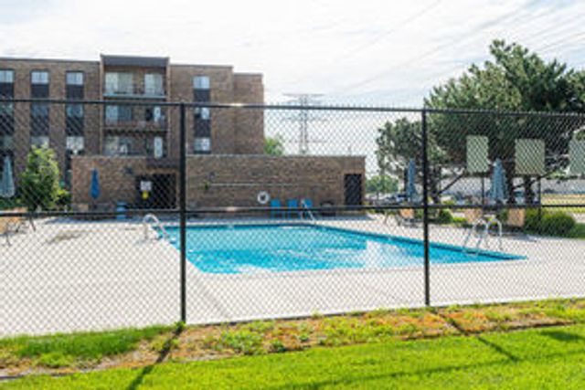 625 W Huntington Commons Road 208, Mount Prospect, IL 60056