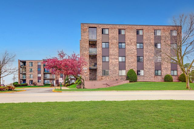 625 W Huntington Commons Road 208, Mount Prospect, IL 60056